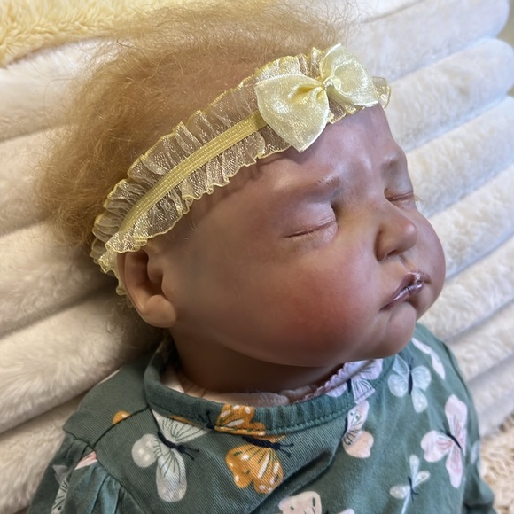 “Stella” reborn doll by Melody Hess. Signed body. EC. LIMITED EDITION of 250 - Picture 6 of 17